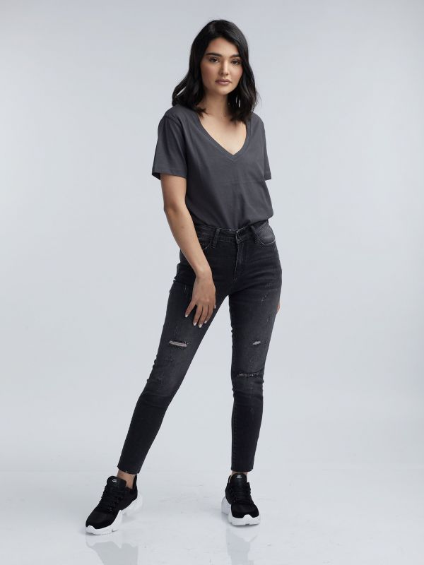 סקיני ג’ינס שחור הדוק עם קרעים
