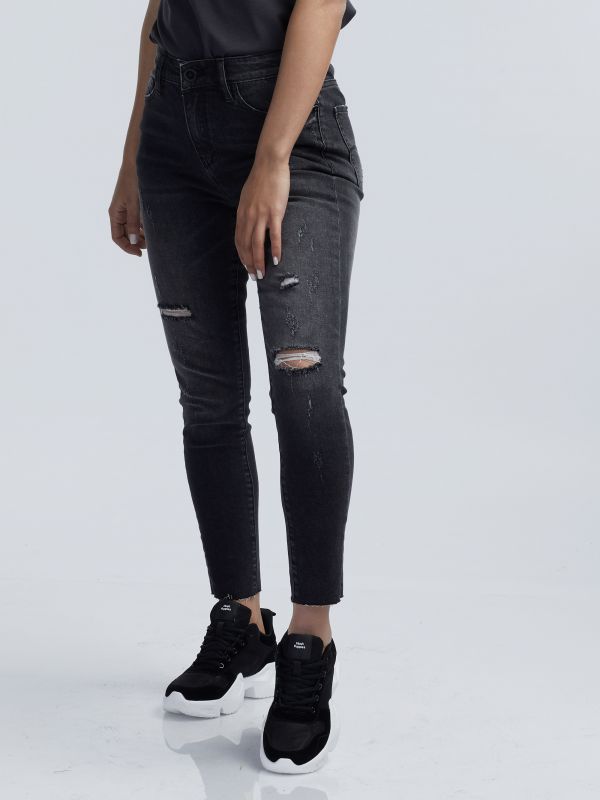 סקיני ג’ינס שחור הדוק עם קרעים
