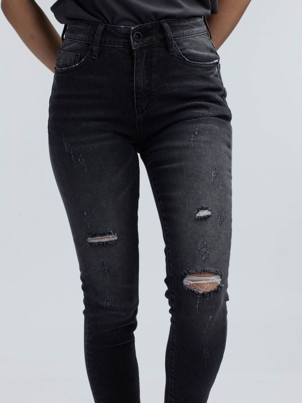סקיני ג’ינס שחור הדוק עם קרעים
