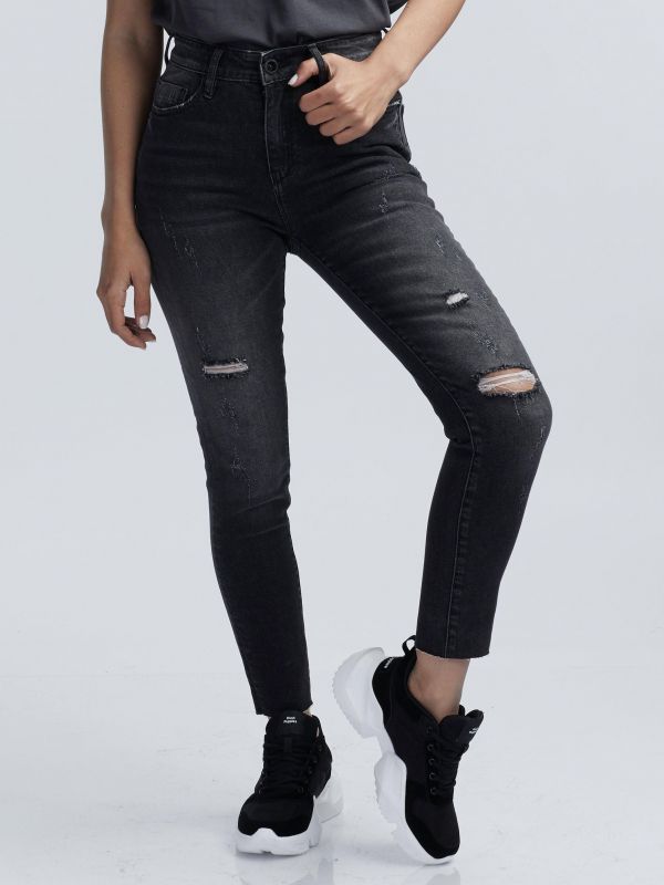 סקיני ג’ינס שחור הדוק עם קרעים