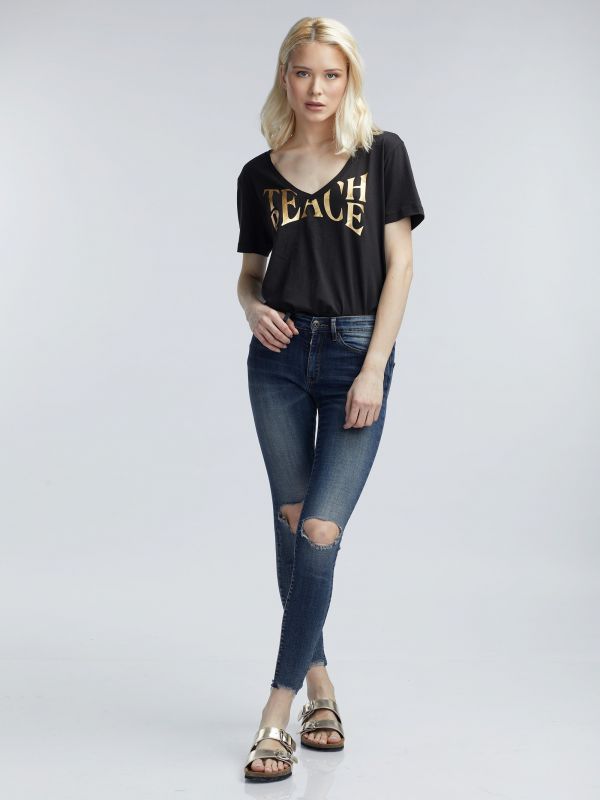 ג’ינס סקיני עם קרעים רחבים