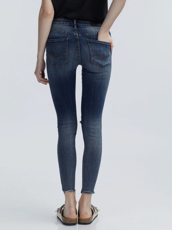 ג’ינס סקיני עם קרעים רחבים