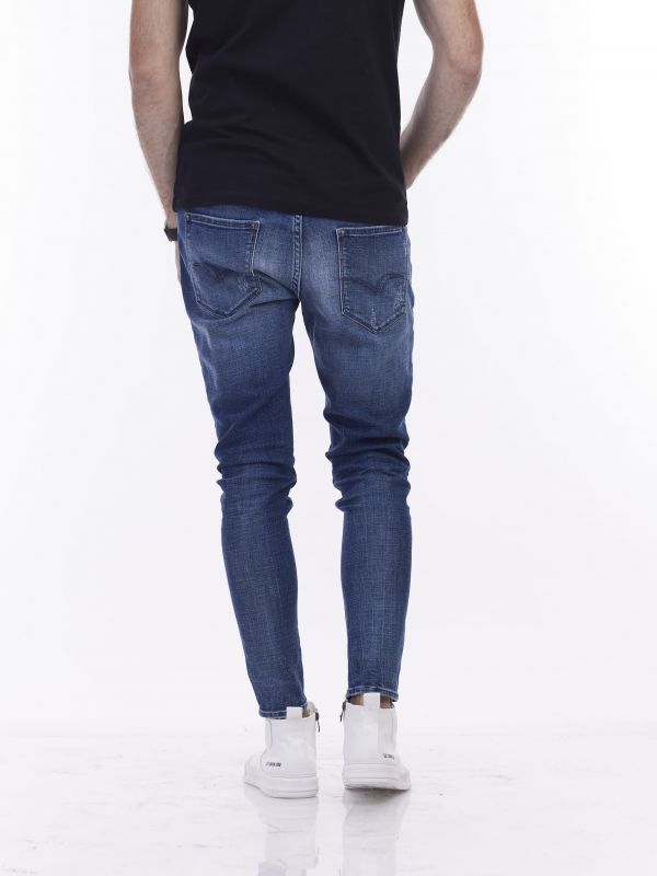 סקיני ג’ינס כחול משופשף עם קרעים