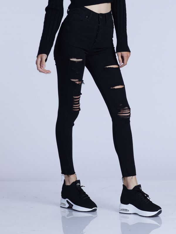 ג’ינס שחור קרעים בגזרת סקיני