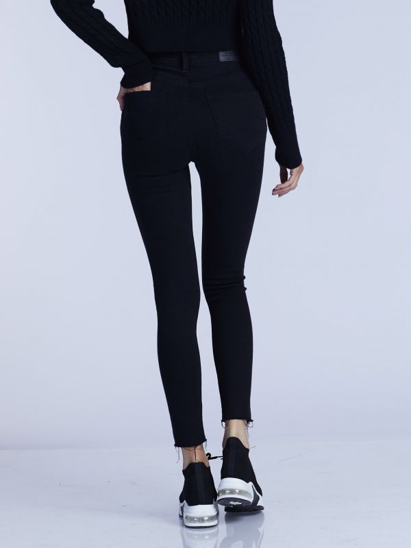 ג’ינס שחור קרעים בגזרת סקיני