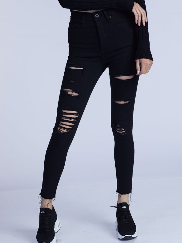 ג’ינס שחור קרעים בגזרת סקיני