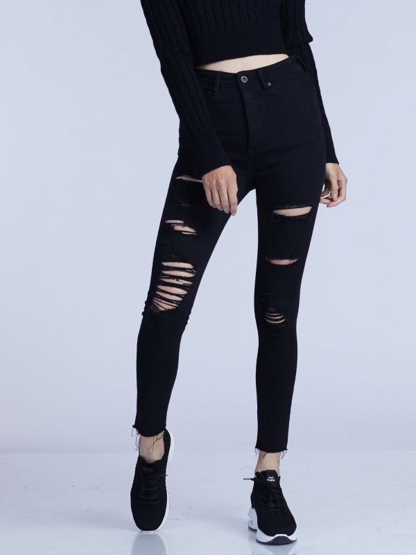 ג’ינס שחור קרעים בגזרת סקיני