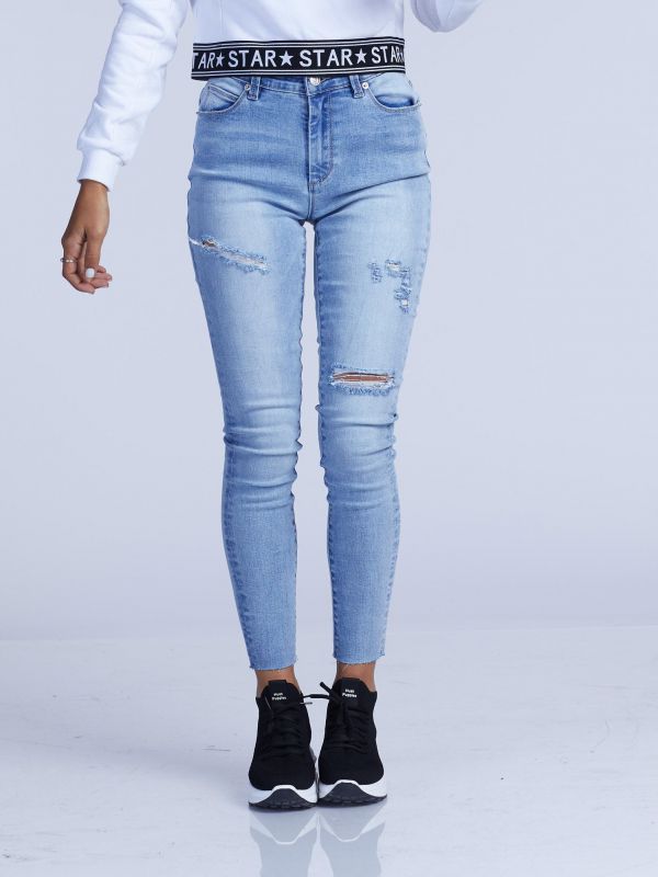 ג’ינס בגזרה גבוהה עם קרעים פתוחים