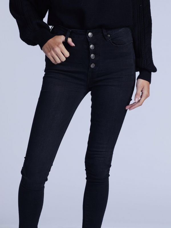 ג’ינס בגזרה גבוהה עם כפתורים חיצוניים