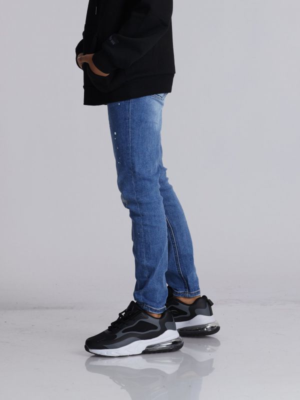 ג’ינס כחול קרעים