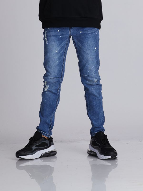 ג’ינס כחול קרעים