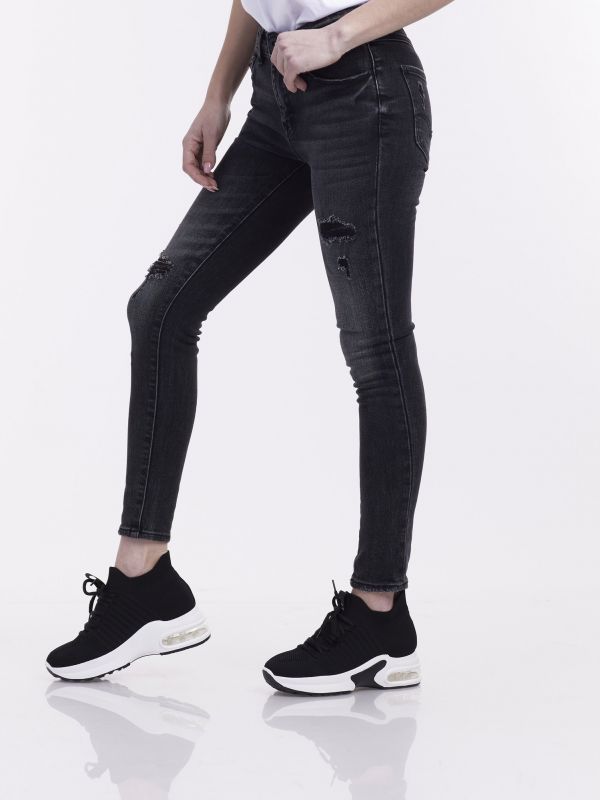 ג’ינס סטרצי’ עם קרעים