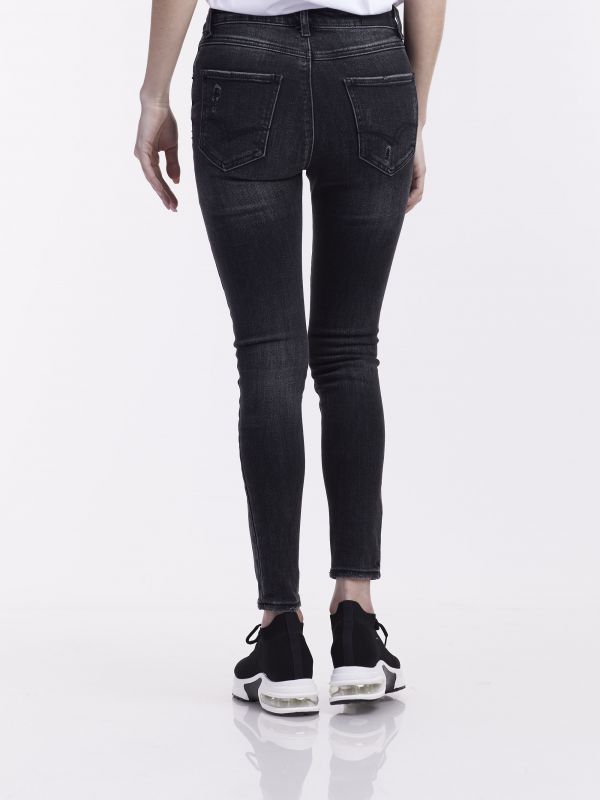 ג’ינס סטרצי’ עם קרעים