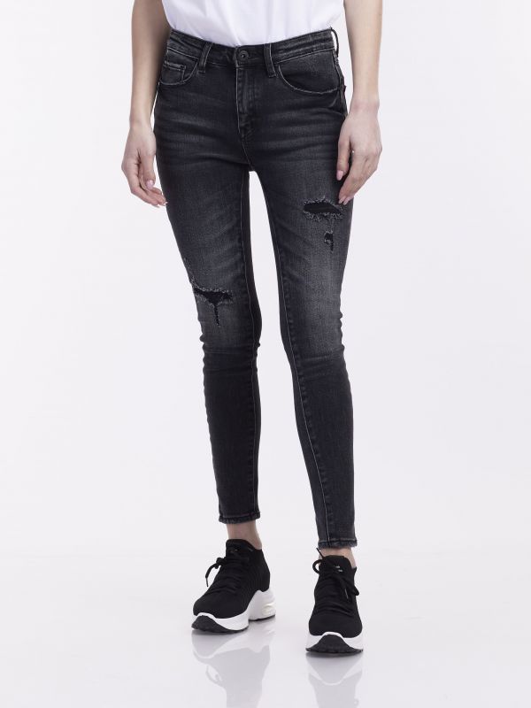 ג’ינס סטרצי’ עם קרעים