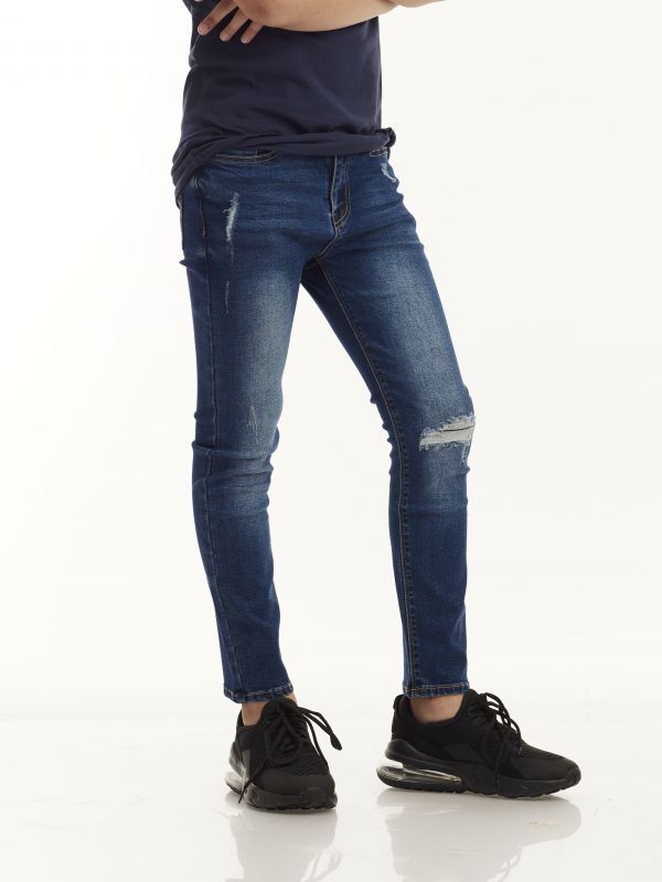 ג’ינס משופשף עם קרע