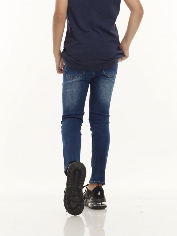 ג’ינס משופשף עם קרע