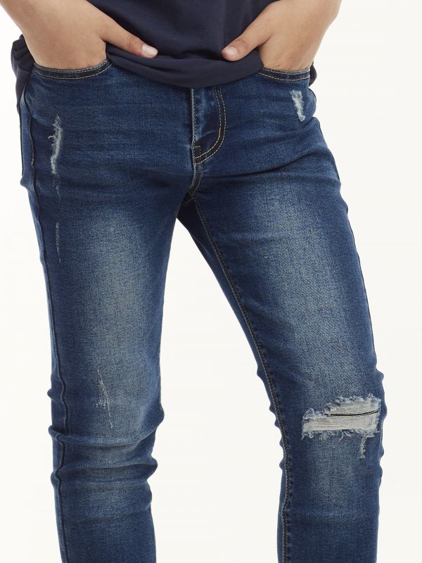 ג’ינס משופשף עם קרע