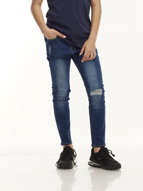 ג’ינס משופשף עם קרע