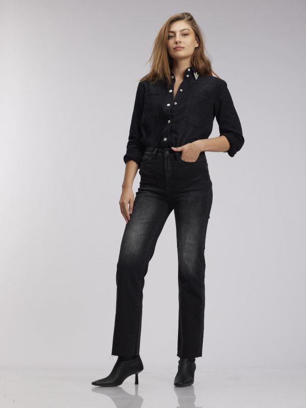 ג’ינס כהה ומעט משופשף