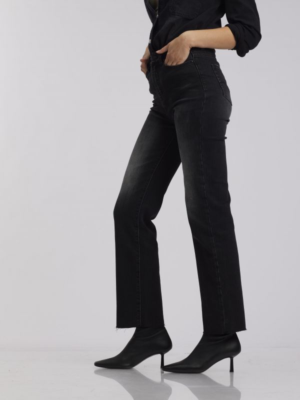 ג’ינס כהה ומעט משופשף