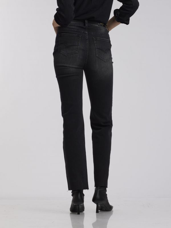 ג’ינס כהה ומעט משופשף