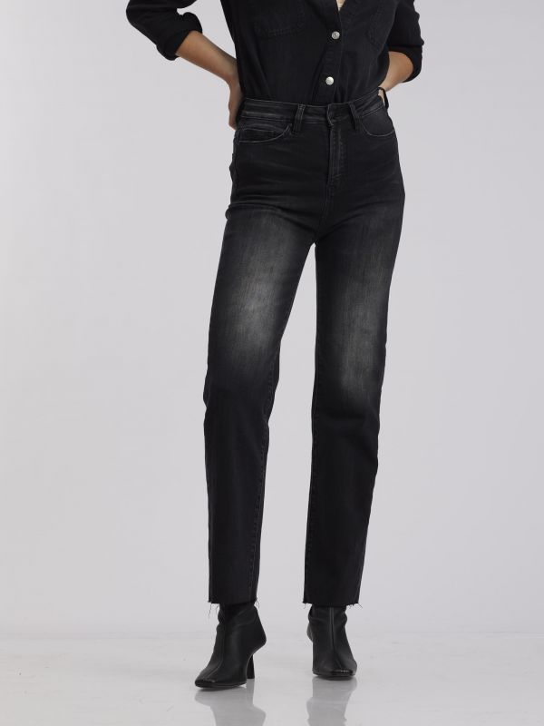 ג’ינס כהה ומעט משופשף