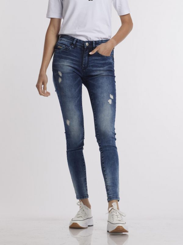 ג’ינס סקיני עם קרעים