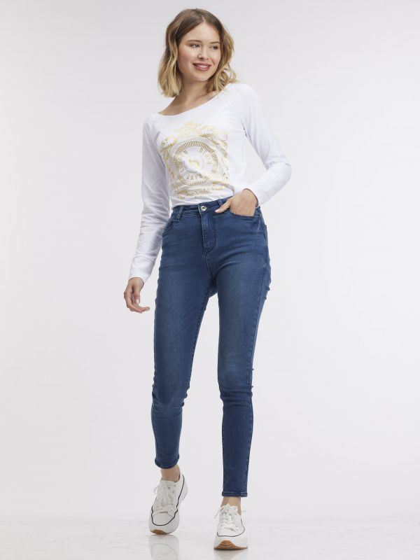 ג’ינס כחול בגזרה גבוהה