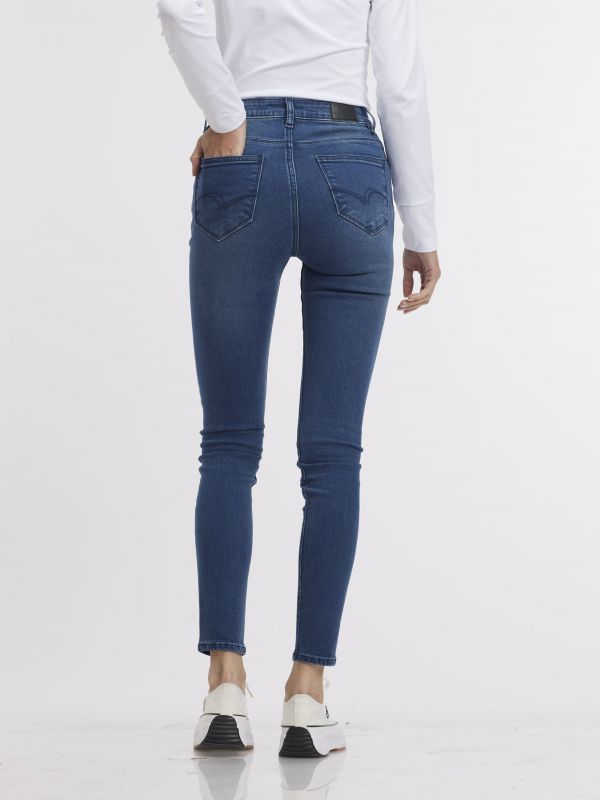 ג’ינס כחול בגזרה גבוהה