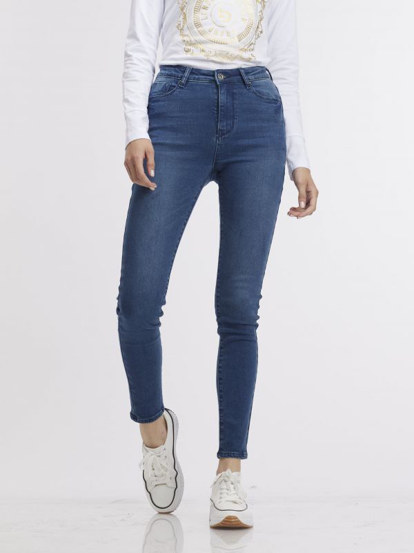 ג’ינס כחול בגזרה גבוהה