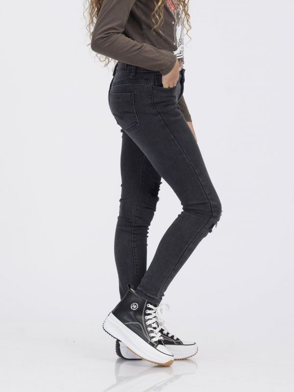 ג’ינס אפור עם קרעים