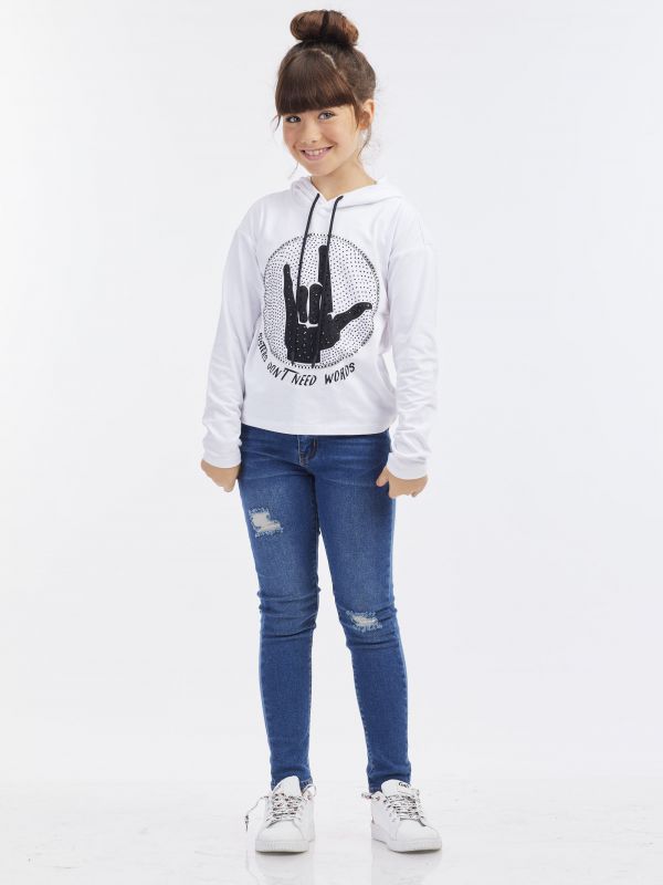 ג’ינס סקיני עם קרעים