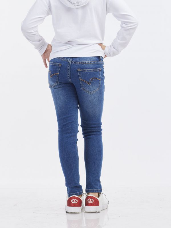 ג’ינס סקיני עם קרעים