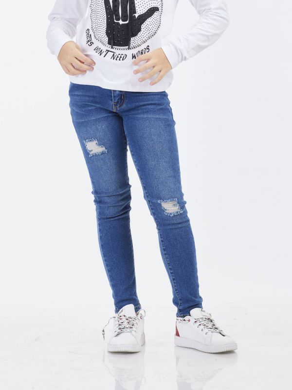 ג’ינס סקיני עם קרעים