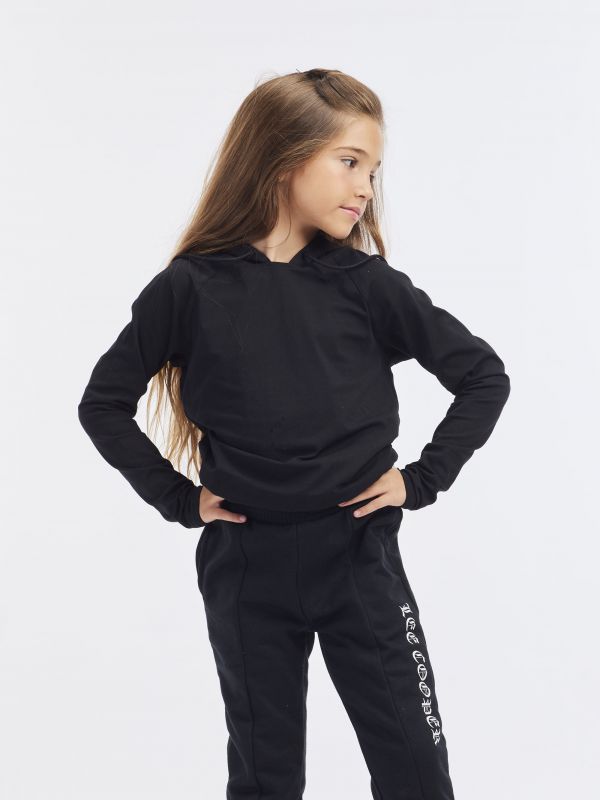 טי שירט עם קפוצ’ון וסרט לוגו