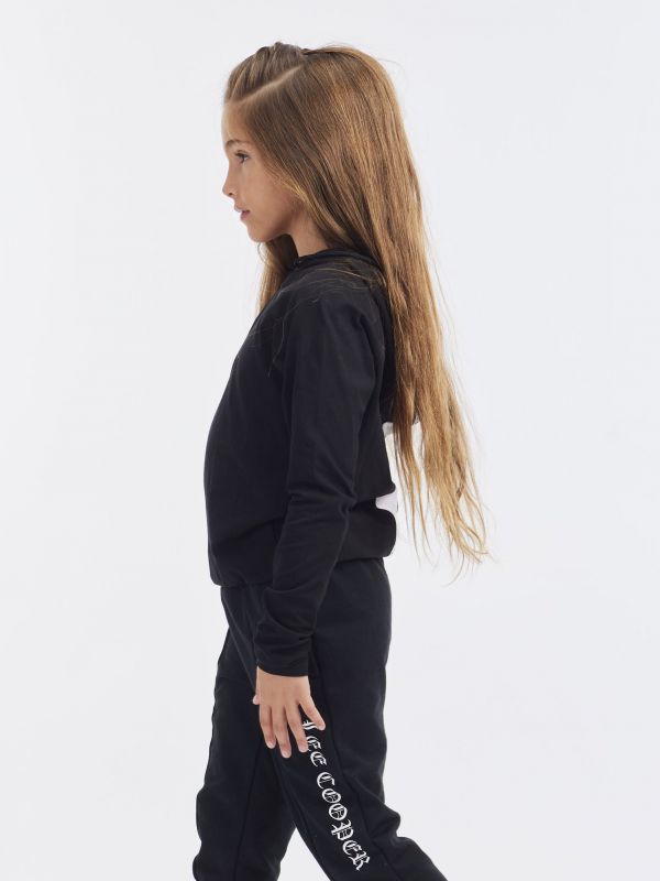 טי שירט עם קפוצ’ון וסרט לוגו