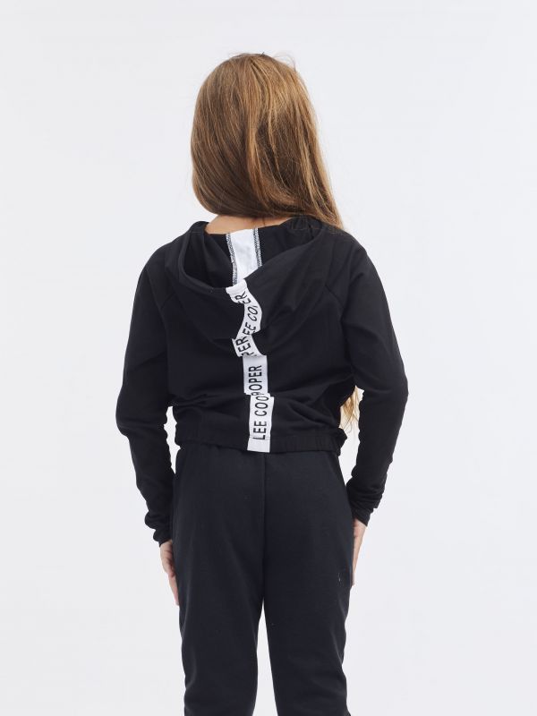 טי שירט עם קפוצ’ון וסרט לוגו