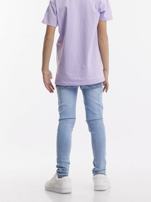 ג’ינס בהיר עם קרעים בברכיים