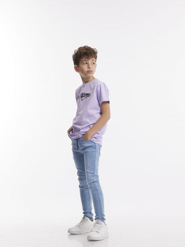 ג’ינס בהיר עם קרעים בברכיים