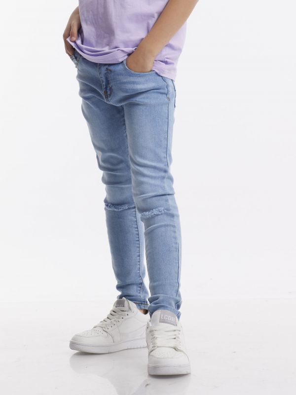 ג’ינס בהיר עם קרעים בברכיים