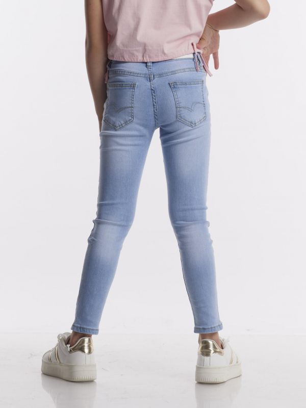 ג’ינס סקיני בהיר עם קרעים