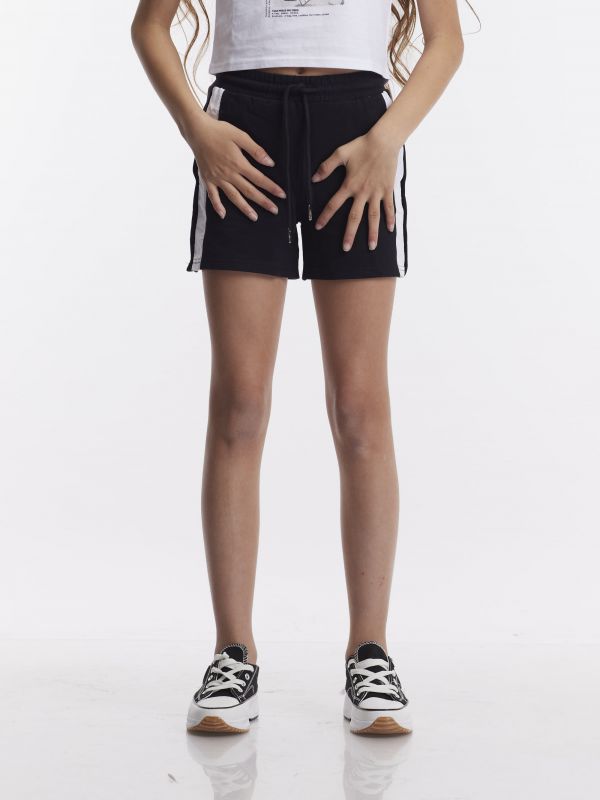 מכנסיים קצרים עם תיקתקים בצד