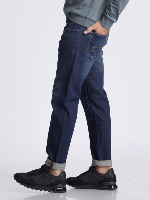 ג’ינס כחול כהה בגזרה ישרה