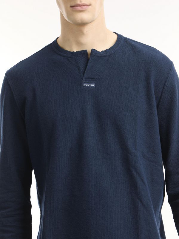 חולצה ארוכה בייסיק עם צווארון וי