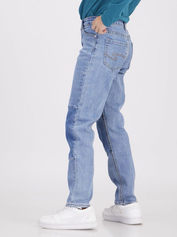 ג’ינס כחול במראה מחולק