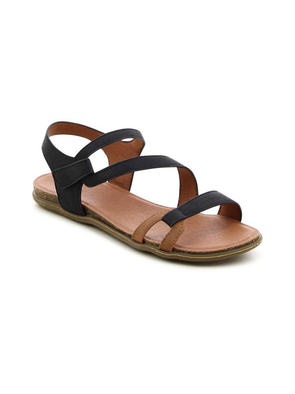 סנדלים שטוחים עם רצועות אלכסוניות