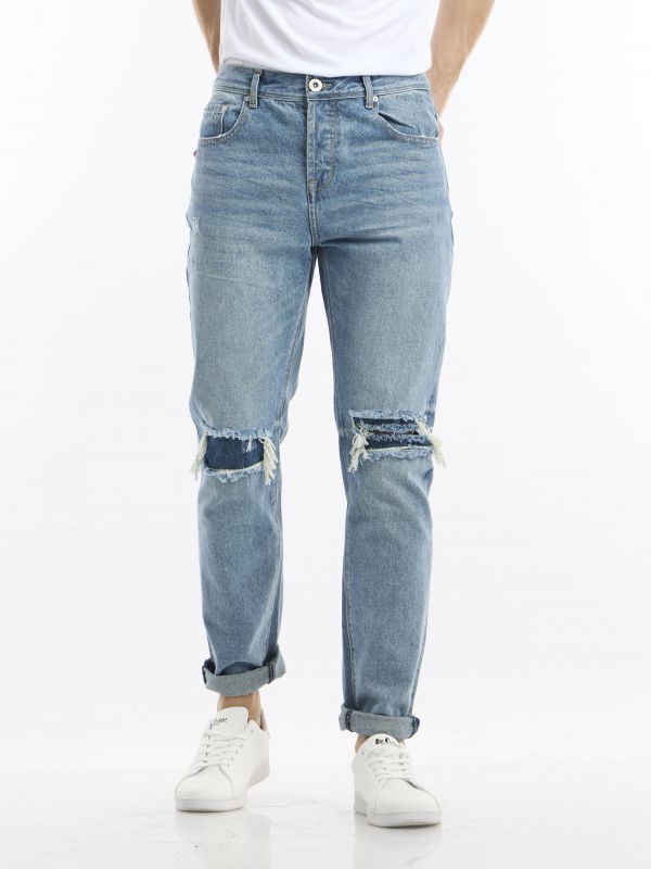 ג’ינס כחול מעוצב עם קרעים