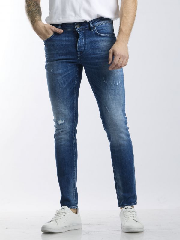 ג’ינס כחול מעוצב עם קרעים