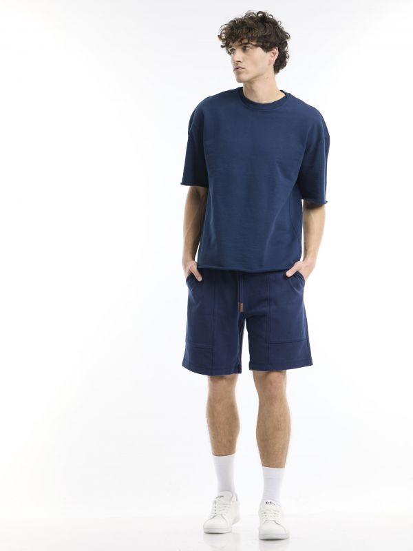 מכנסיים קצרים עם כיסים גדולים