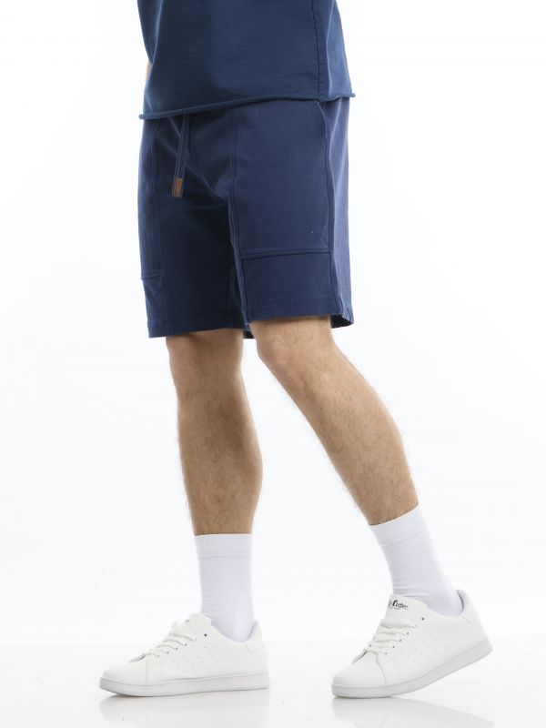 מכנסיים קצרים עם כיסים גדולים